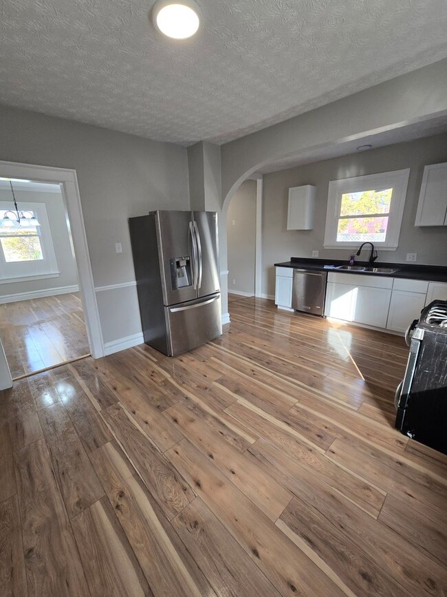 Building Photo - 4 BEDROOM SINGLE FAMILY HOME