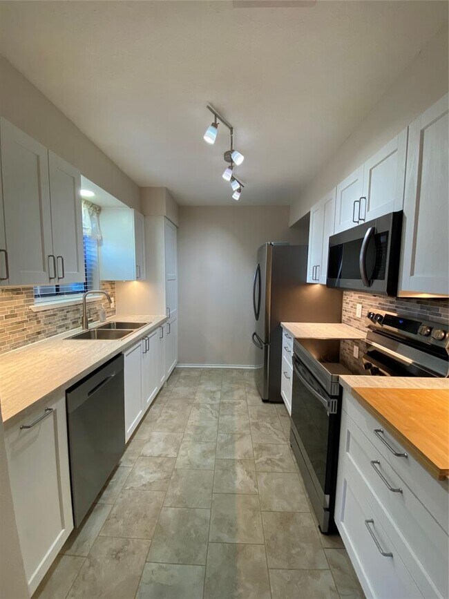 Building Photo - 1202 Thorpe Ln