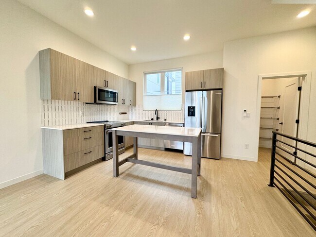 Building Photo - Ballard Townhome
