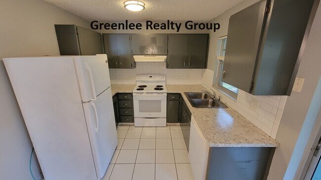 Building Photo - Adorable 2 Bed/1 Bath Updated Home in Seve...