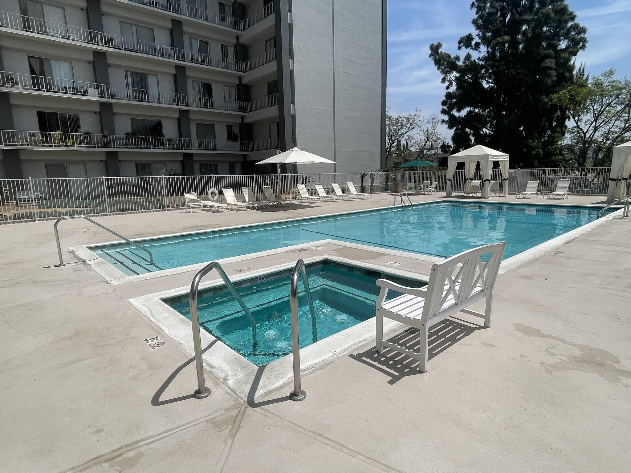 Building Photo - 100 S Doheny Dr