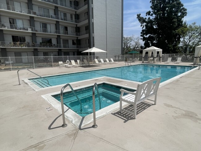 Building Photo - 100 S Doheny Dr
