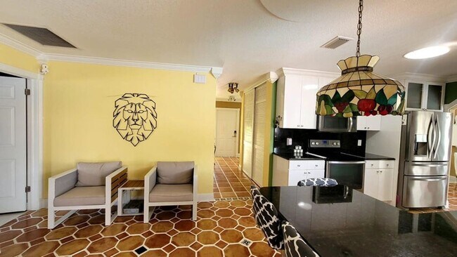 Building Photo - 1283 Larch Way