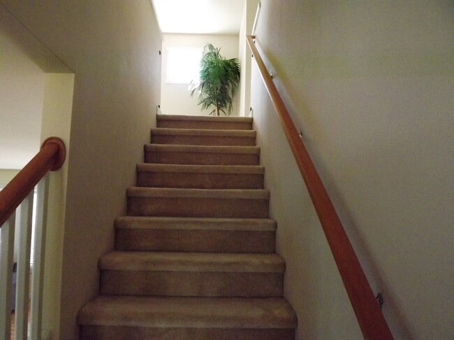 Building Photo - Beautiful 3 bedroom 2 1/2 bath 2 Story Home in Puyallup!
