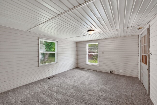 Building Photo - 141 W Rossview Rd