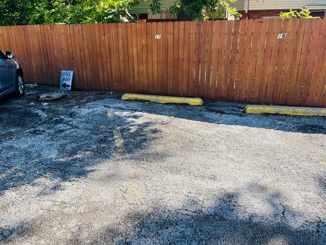 Building Photo - 8806 Briar Ct