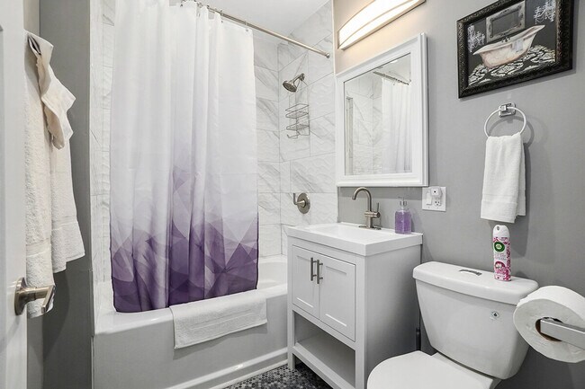 Building Photo - 8128 S King Dr