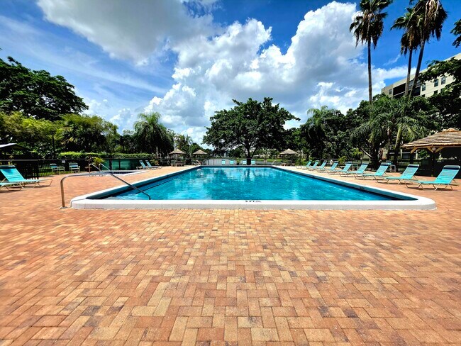 Building Photo - 2112 S Cypress Bend Dr