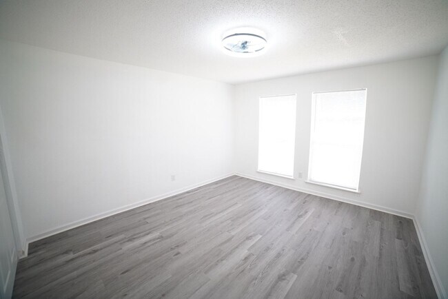 Building Photo - BEAUTIFULLY UPDATED 2 Bed / 1 Bath Condo o...