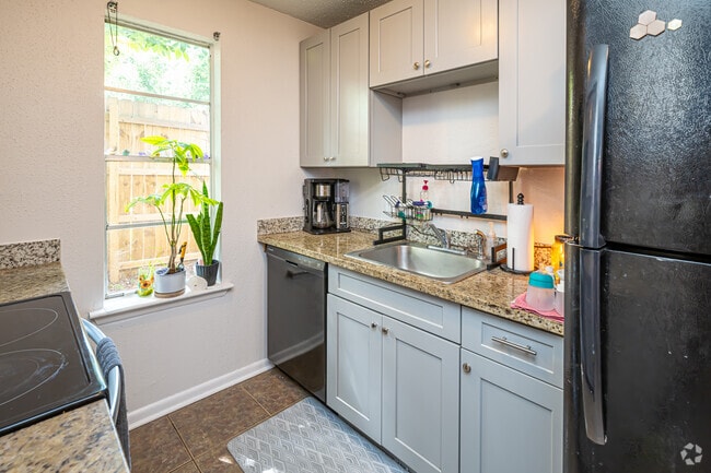 3BR, 2BA Townhouse - 1,217SF - Kitchen - Woodland Trace Apartments