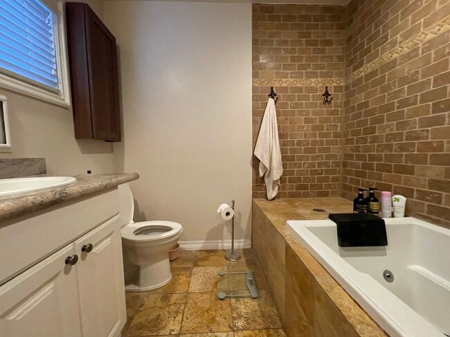 Building Photo - Large home with private yard