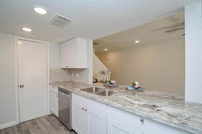 Building Photo - 978 Memorial Village Dr