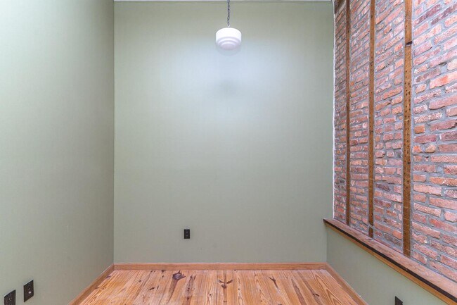 Building Photo - 208 Starr St