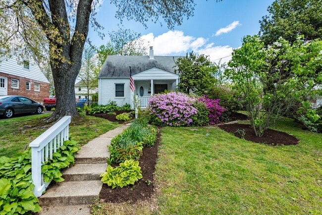 Building Photo - Lovely and Updated 4 Bedroom 2 Bath Cape C...