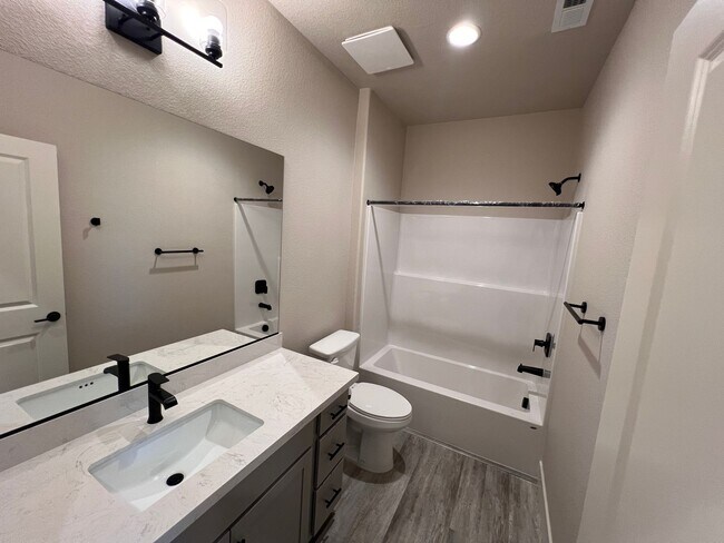 Building Photo - Charming & NEW! 2/2/2 Townhome in Gardnerv...