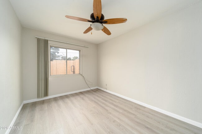 Building Photo - 2416 E Clarendon Ave