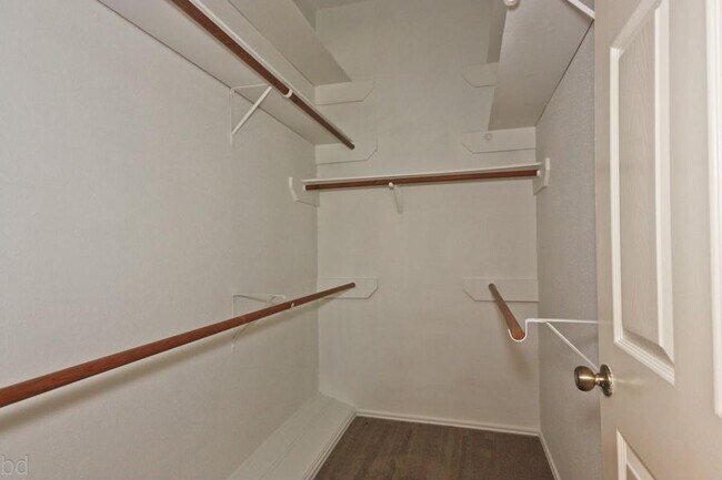 Building Photo - 2406 Old Dixie Dr
