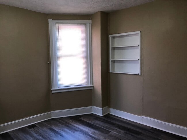 Building Photo - Great 3 Bedroom Home! Freshly Painted! New Flooring! Large Living Area! Eat-in-Kitchen! Screened ...