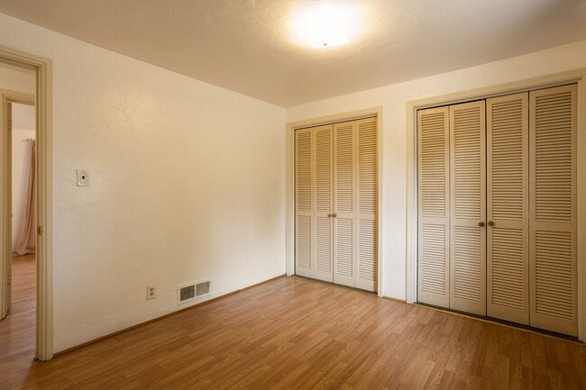 Building Photo - Centrally Located 3 Bedroom 1 Bathroom In ...