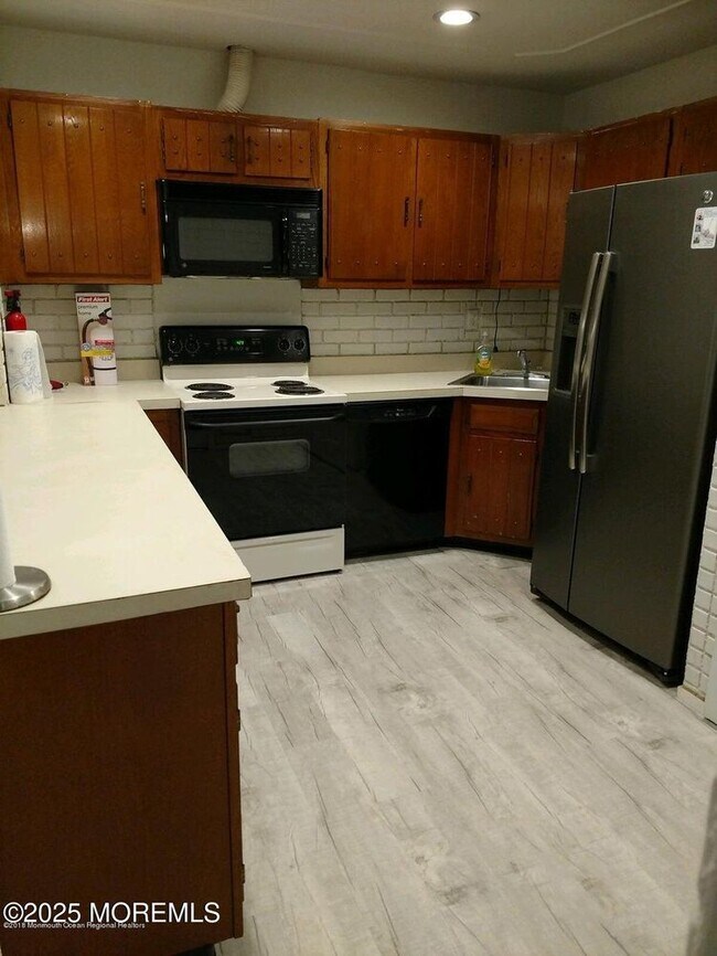 Building Photo - 137 Amberly Dr