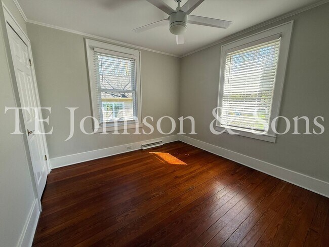 Building Photo - Charming 3BR Home with Fenced Yard, Hardwood Floors and Classic Built Ins