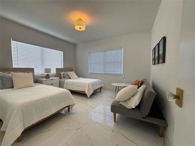 Building Photo - 1625 Hollywood Blvd