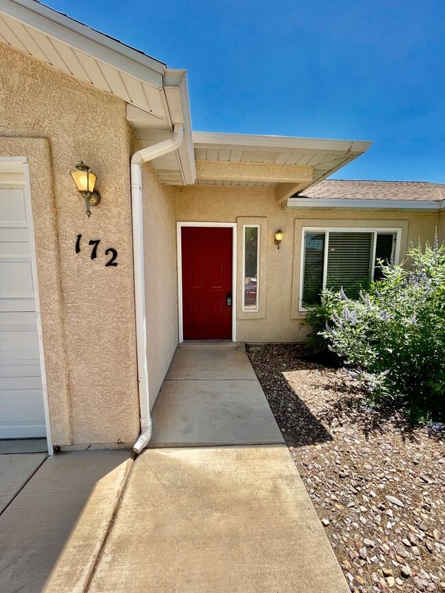 Building Photo - Adorable 3-BR Home in Red Cliffs Area