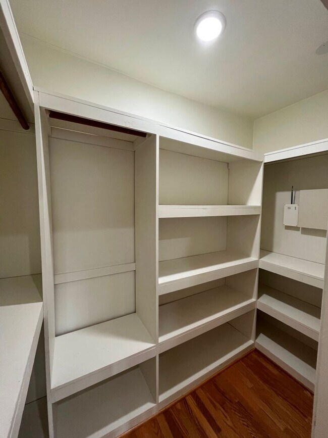 Building Photo - MOVE-IN READY! House w/full guest unit; near Ventura Blvd!