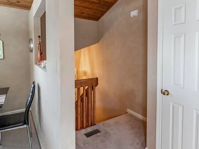 Building Photo - Townhome With Garage!