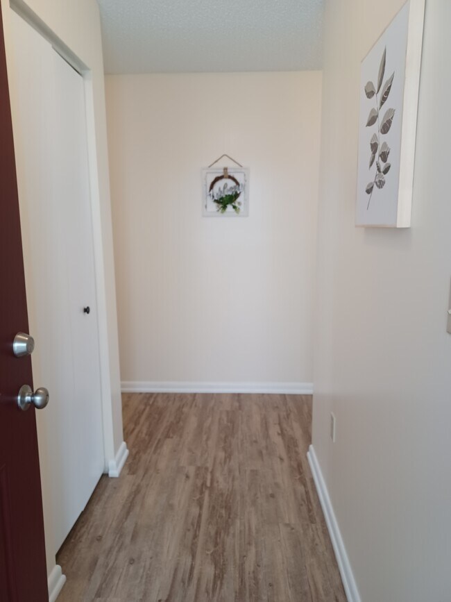 Building Photo - 582 Moull St