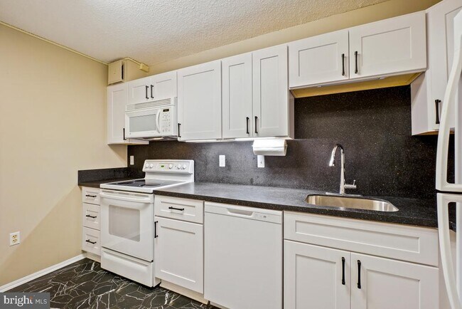 Building Photo - 15101 Interlachen Dr