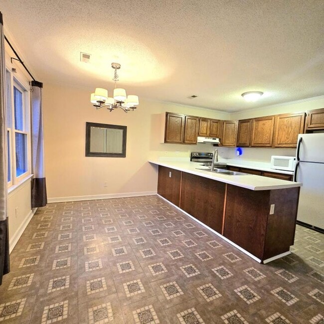 Building Photo - 2700 Thackery Rd