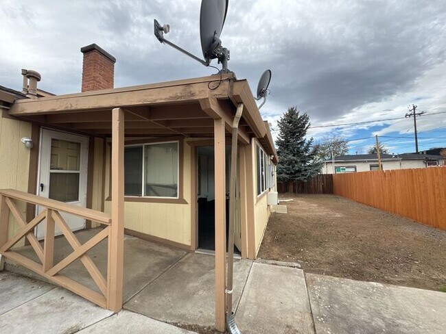 Building Photo - Charming 3 bed / 1 bath COMING SOON in the...