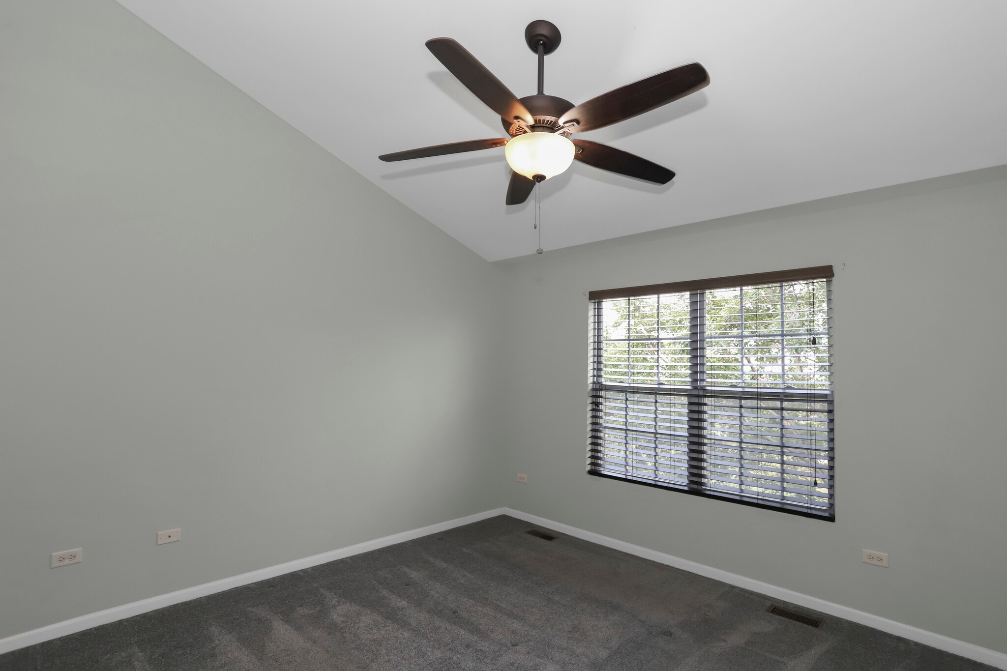 Main Bedroom - 910 Neudearborn Ln