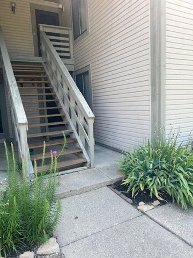 Building Photo - One Bedroom Condo For Rent