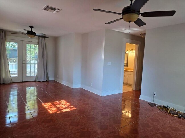 Building Photo - FOR LEASE!!