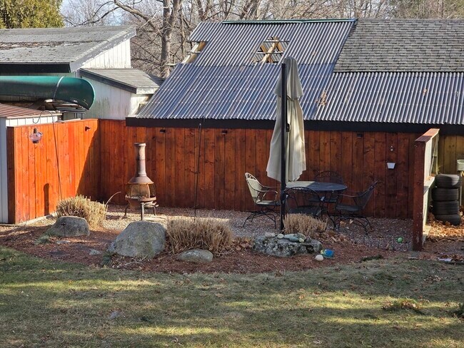 Building Photo - 284 School St