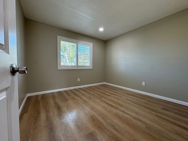 Back Bedroom - 1117 Oxford Dr