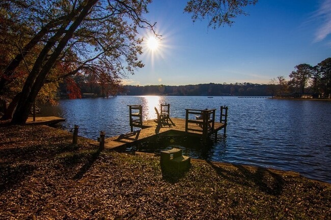 Building Photo - 1631 W Pine Lake Dr