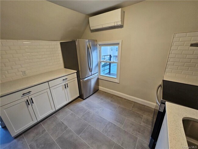 Building Photo - 182 Ashford Ave