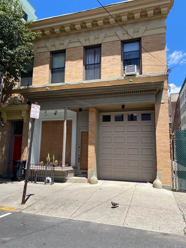 Building Photo - 308 8th St