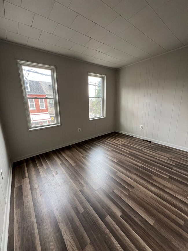 Building Photo - 2 Bedroom updated townhouse w/off Street p...