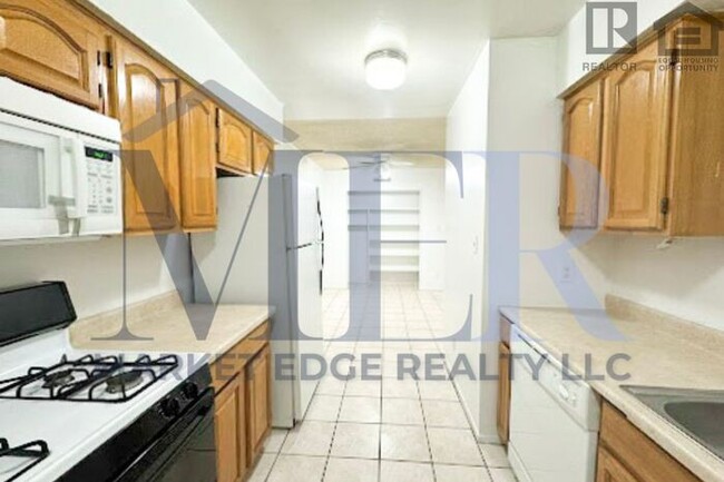 Primary Photo - 3Bed/2Bath Duplex at 35th Ave/Cactus! $149...