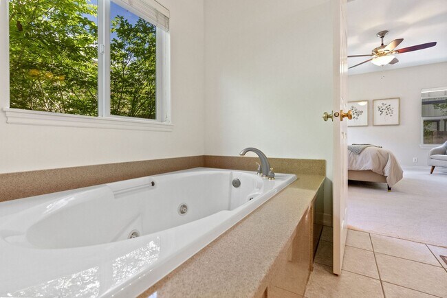 Building Photo - Charming Awbrey Butte Home Available NOW