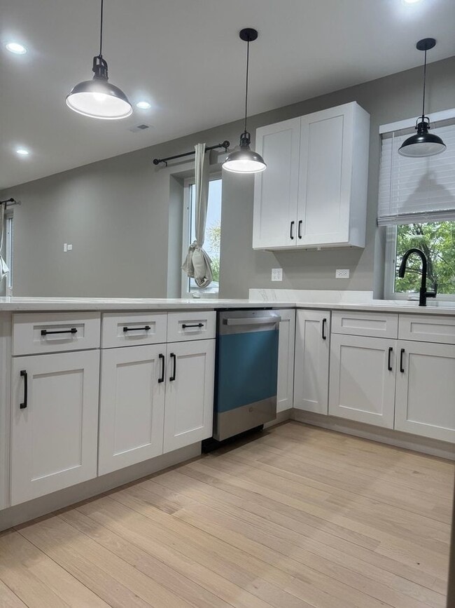 Building Photo - 7428 N Rogers Ave