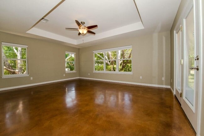 Building Photo - 5640 Oak Blvd