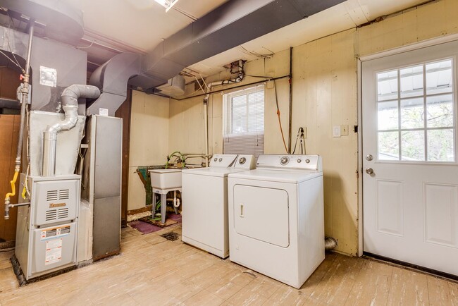 Building Photo - 236 Plymouth St