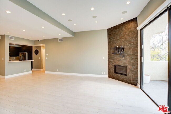 Building Photo - 423 N Palm Dr