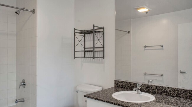 Building Photo - 250 King St