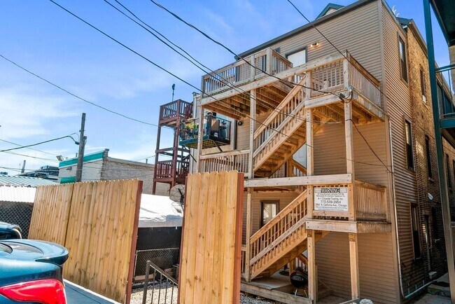 Building Photo - 1634 W Cermak Rd